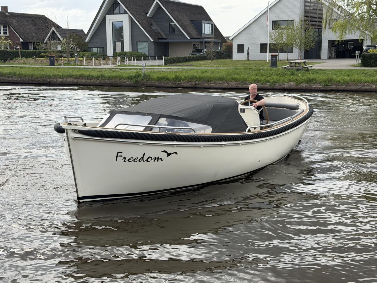 Sea Fury 800 Te koop bij Bomert watersport Giethoorn