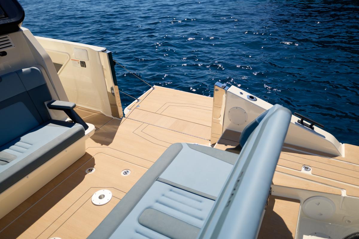 Navan C38 Te koop bij Bomert watersport Giethoorn