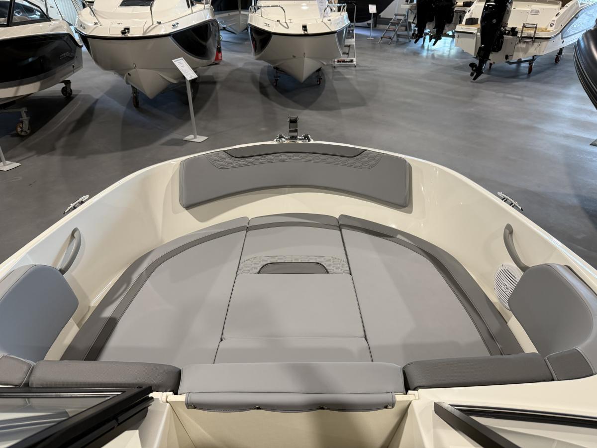 Bayliner M17 Te koop bij Bomert watersport Giethoorn