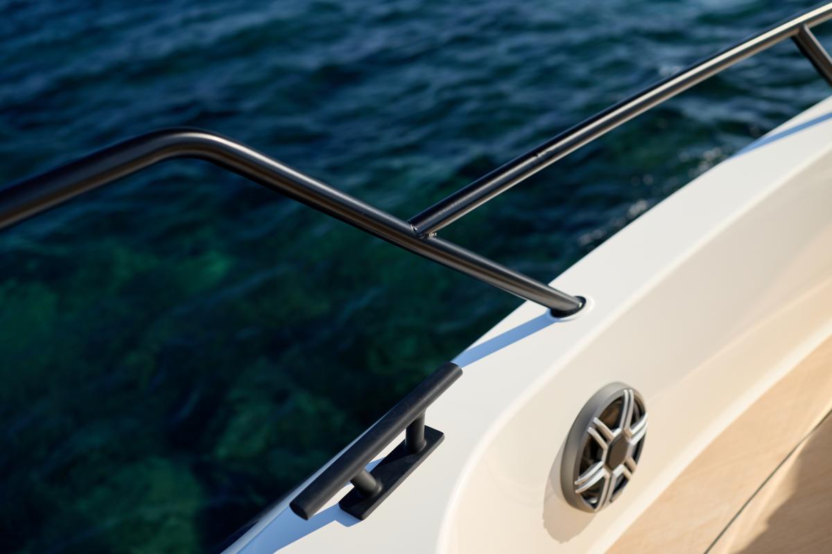 Navan C38 Te koop bij Bomert watersport Giethoorn