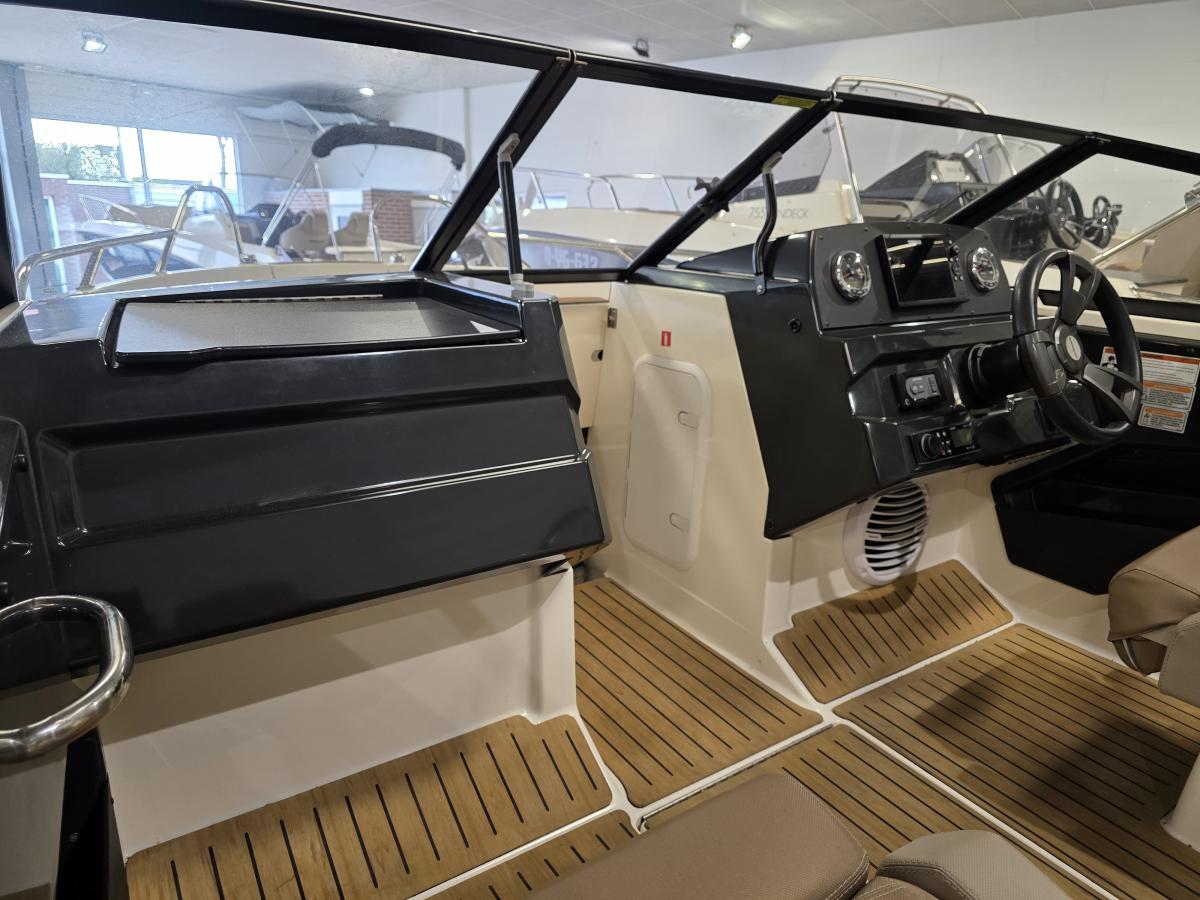 Quicksilver 605 Bowrider Te koop bij Bomert watersport Giethoorn