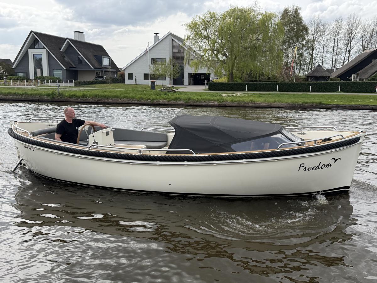 Sea Fury 800 Te koop bij Bomert watersport Giethoorn