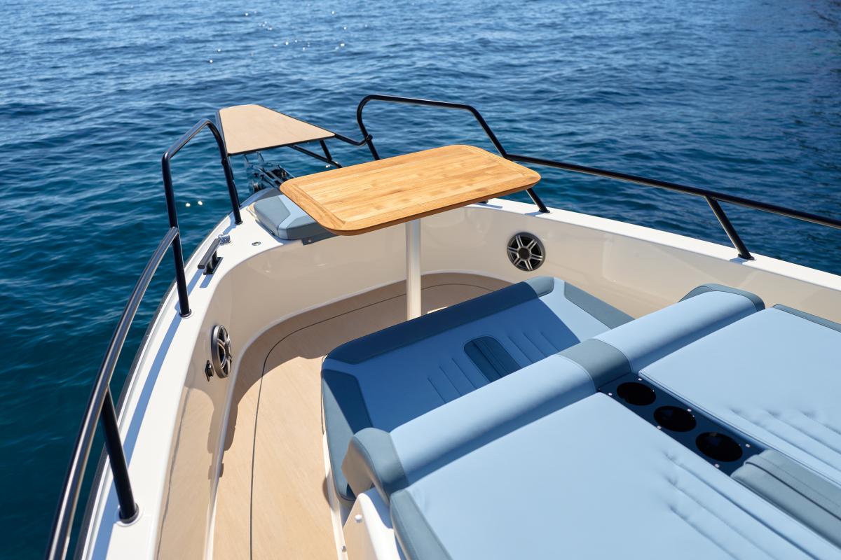 Navan C38 Te koop bij Bomert watersport Giethoorn
