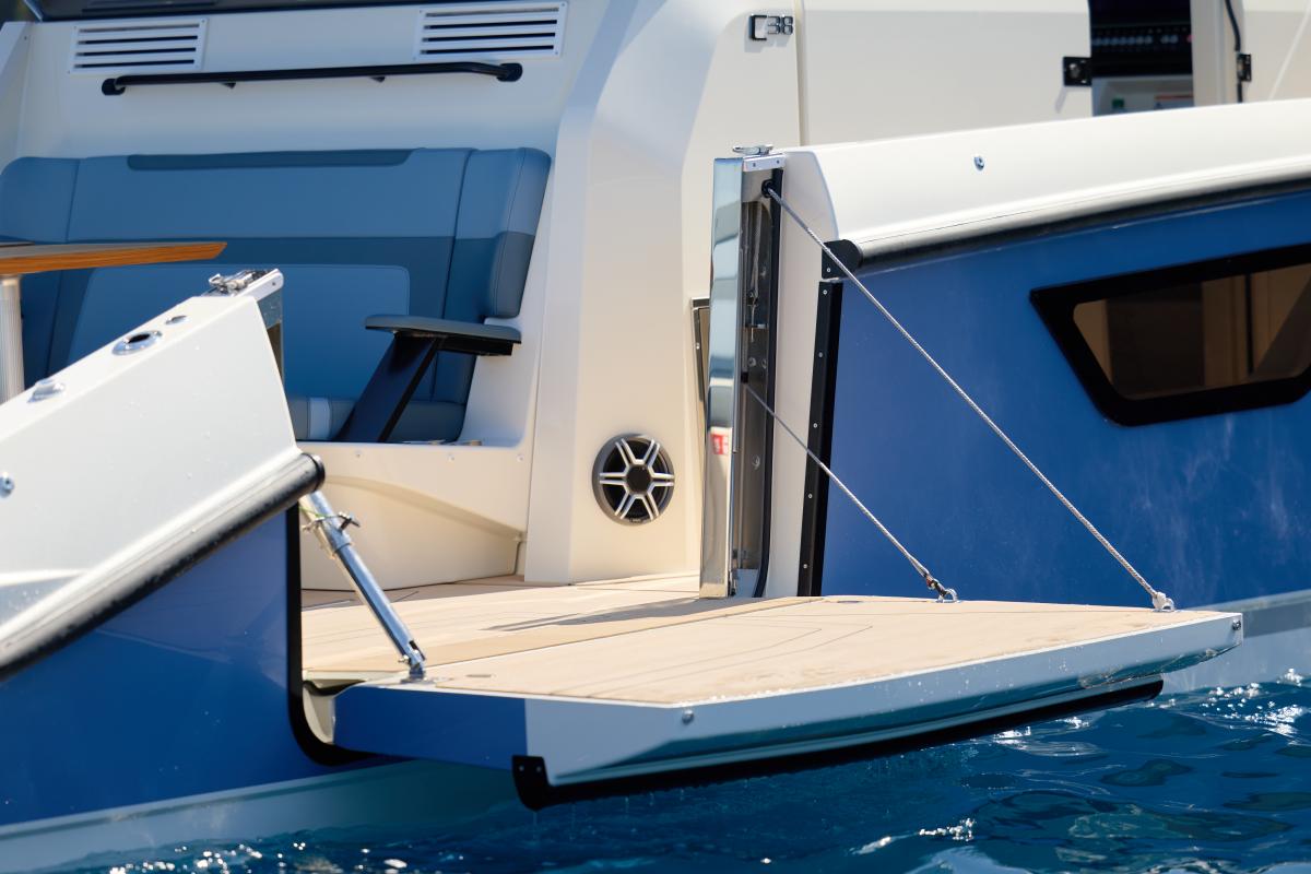Navan C38 Te koop bij Bomert watersport Giethoorn