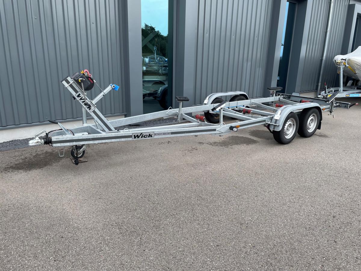 Te koop Wick 2600 kg tandemastrailer  Boottrailers | Bomert Watersport