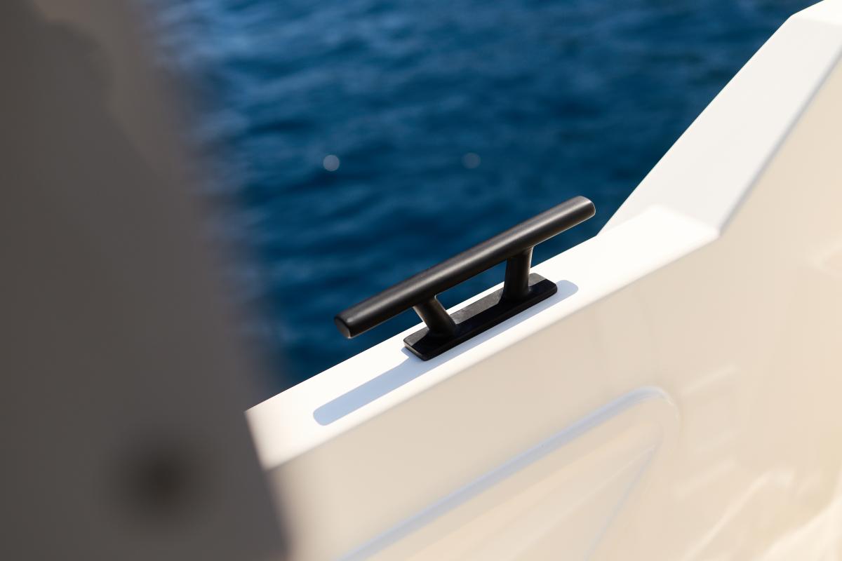 Navan C38 Te koop bij Bomert watersport Giethoorn