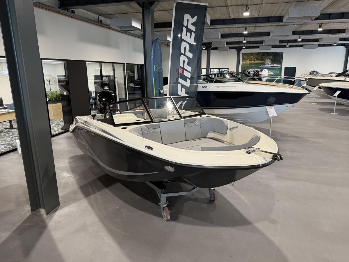Bayliner M17 Te koop bij Bomert watersport Giethoorn
