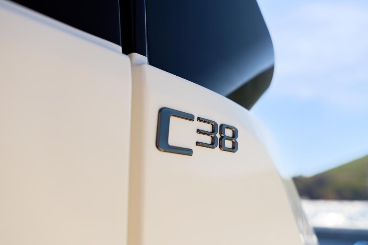 Navan C38 Te koop bij Bomert watersport Giethoorn