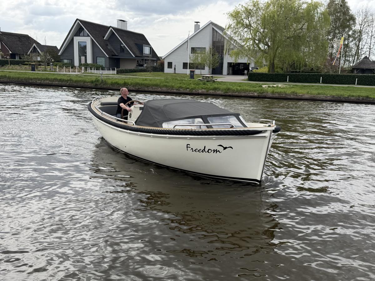 Sea Fury 800 Te koop bij Bomert watersport Giethoorn