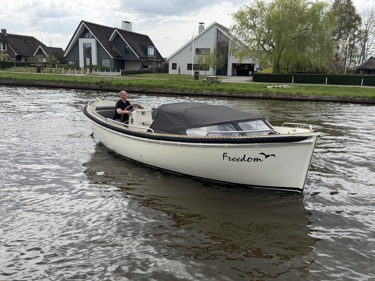 Sea Fury 800 Te koop bij Bomert watersport Giethoorn