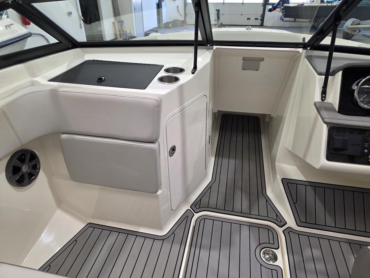 Sea Ray SPX 210 Te koop bij Bomert watersport Giethoorn