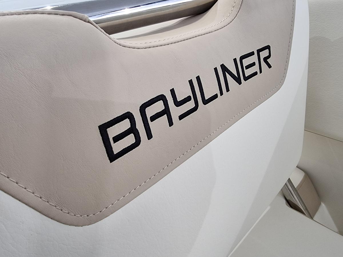 Bayliner  VR5 Cuddy Te koop bij Bomert watersport Giethoorn