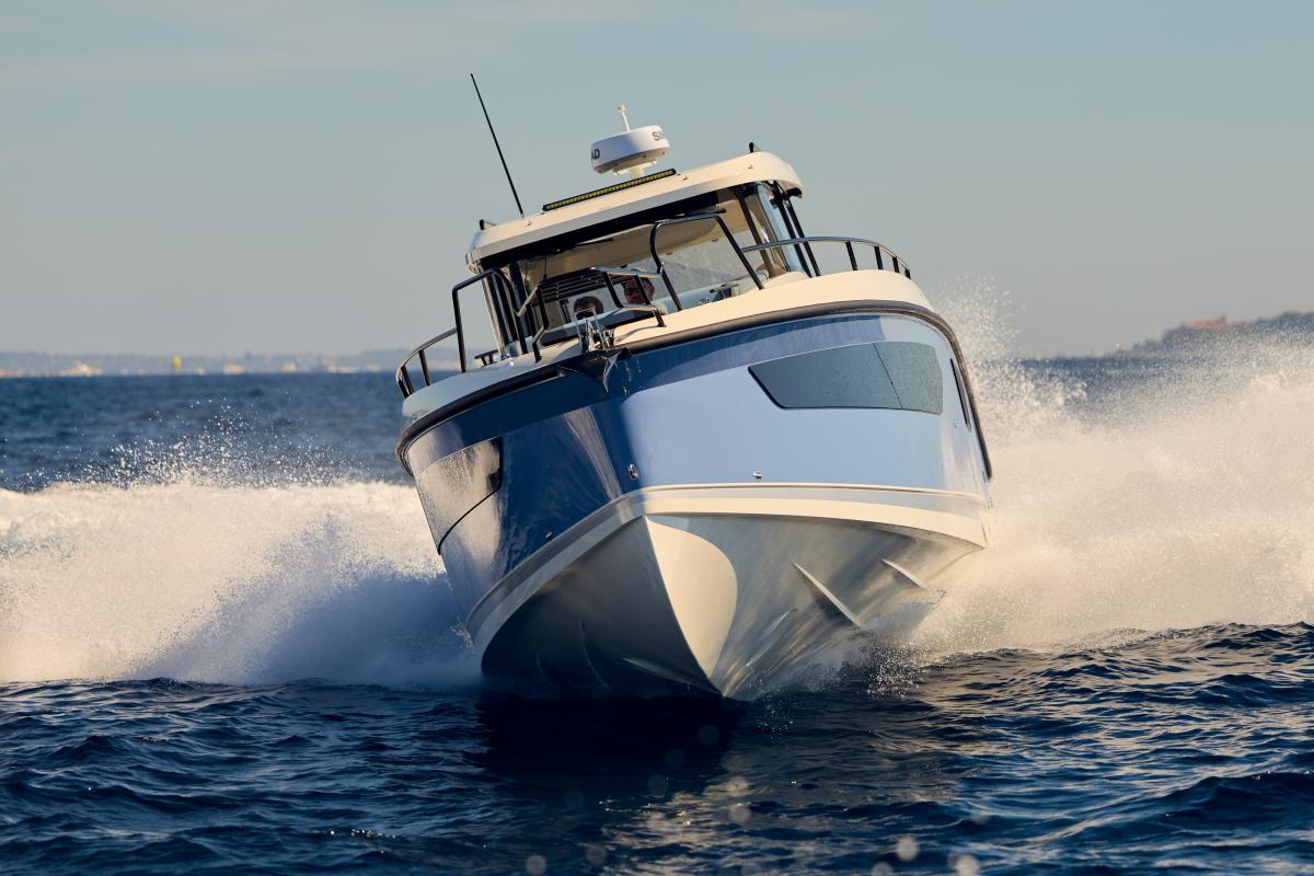 Navan C38 Te koop bij Bomert watersport Giethoorn