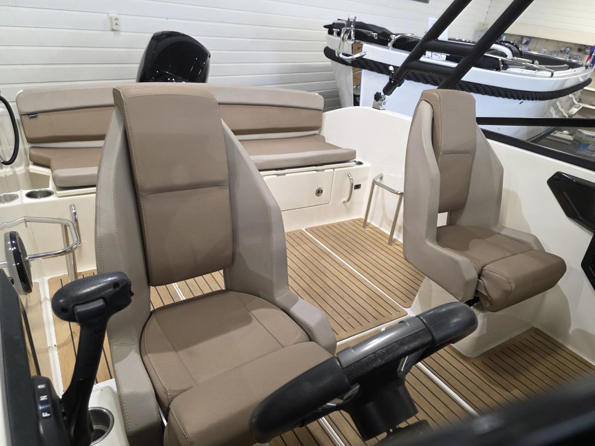 Quicksilver 605 Bowrider Te koop bij Bomert watersport Giethoorn