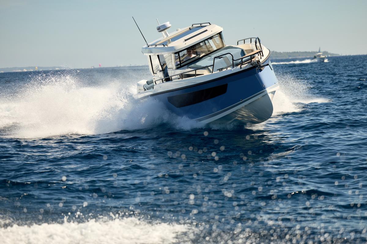 Navan C38 Te koop bij Bomert watersport Giethoorn