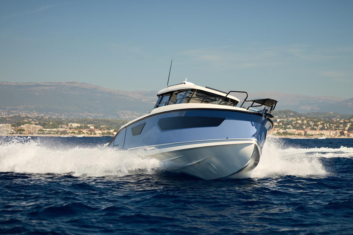 Navan C38 Te koop bij Bomert watersport Giethoorn