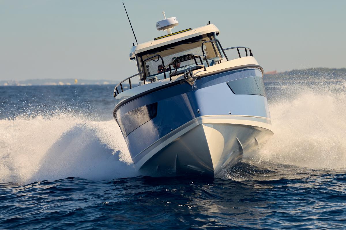 Navan C38 Te koop bij Bomert watersport Giethoorn