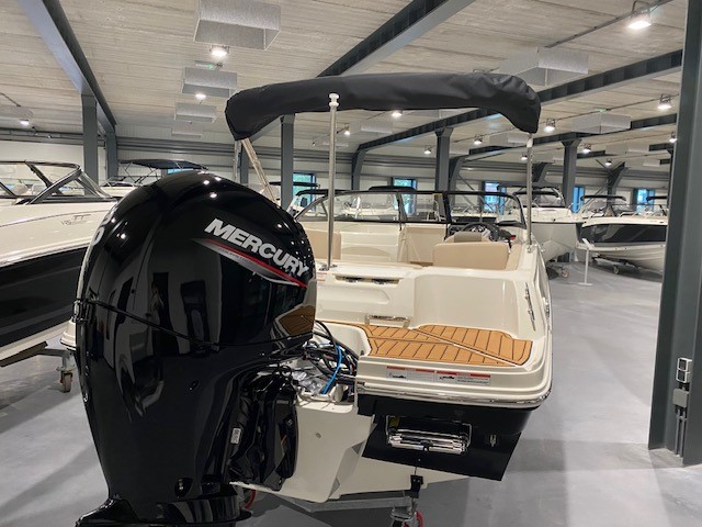 Bayliner VR4 Outboard Te koop bij Bomert watersport Giethoorn