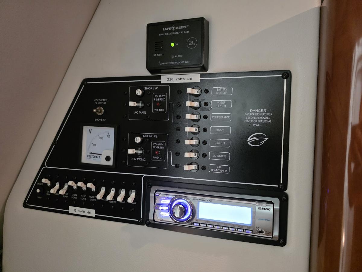 Crownline 264 CR Te koop bij Bomert watersport Giethoorn