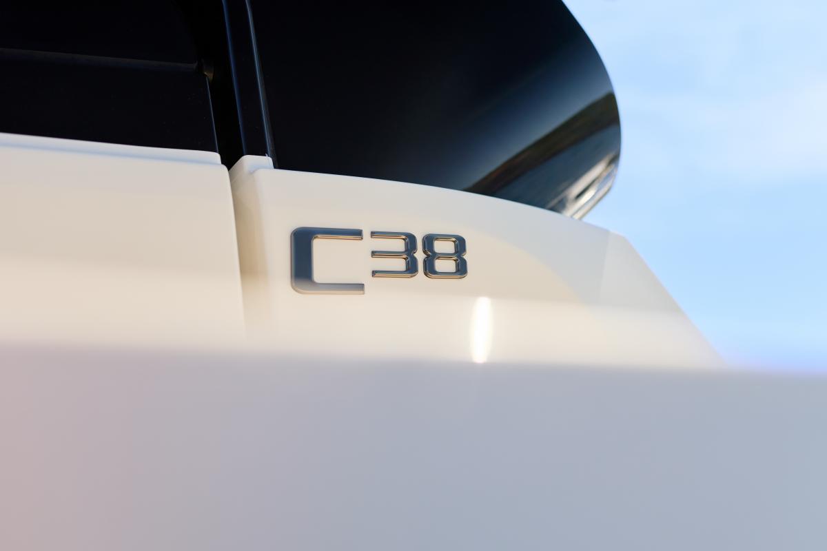 Navan C38 Te koop bij Bomert watersport Giethoorn