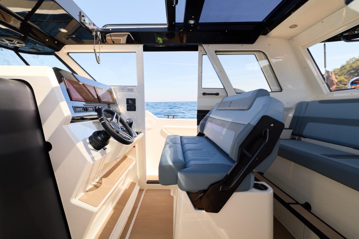 Navan C38 Te koop bij Bomert watersport Giethoorn